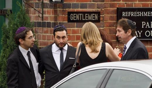 Amy Winehouse a fost incinerată; Kelly Osbourne şi Mark Ronson, prezenţi la funeralii.