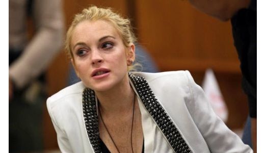 Lindsay Lohan îl dă în judecată pe rapper-ul Pitbull.
