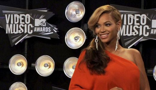 Oficial: Beyonce este însărcinată. Cântăreaţa şi-a anunţat sarcina într-un mod cu ...