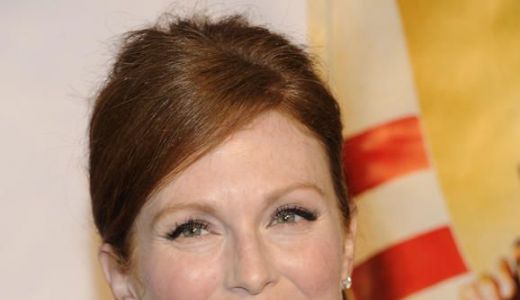 Julianne Moore a primit cetăţenia britanică.