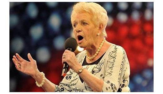 A murit femeia cu vocea lui Edith Piaf, cea mai bătrână participantă de la "Britanicii ...
