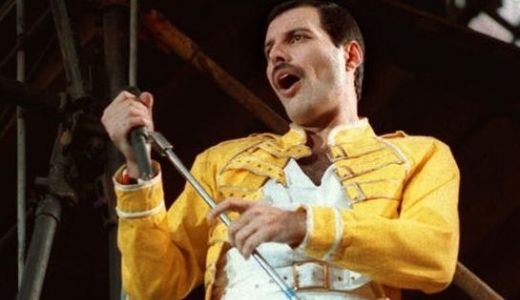 Marş pe biciclete, în cinstea lui Freddie Mercury.