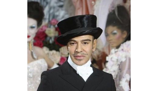 Designerul John Galliano a scăpat doar cu o amendă din procesul pentru injurii antisemite.