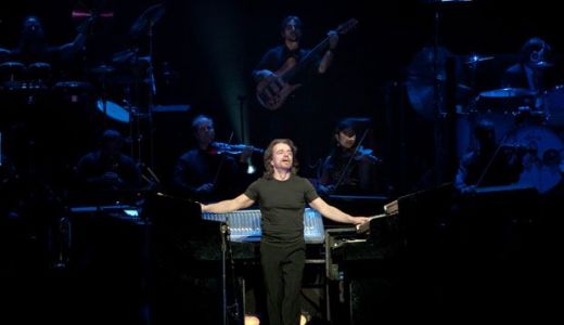 Yanni concertează la Bucureşti pe 14 septembrie.