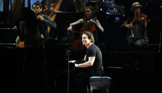 Yanni, sau cine luminează sufletul pe timpul nopţii.