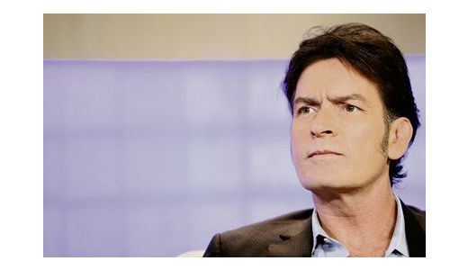 Charlie Sheen a căzut la pace cu Warner Bros.