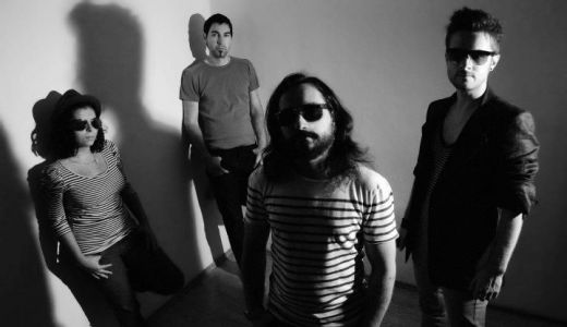 Changing Skins, o trupă care face o revoluţie sonică în ritmuri de electro-rock.