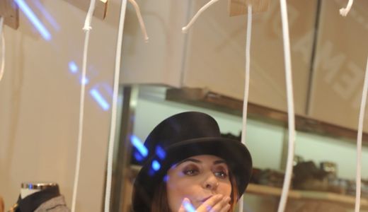 Adina Buzatu, spectacol de pantomima in vitrina
