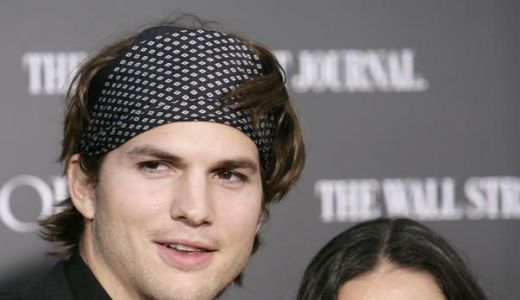 Demi Moore divorţează de Ashton Kutcher.