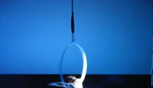 Trupa de acrobaţi Xtreme la teatru.