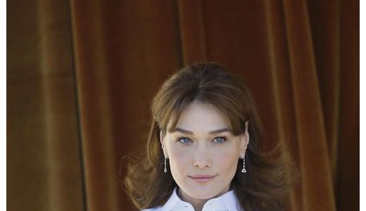 Carla Bruni, criticată că-şi petrece vacanţa în Maroc.