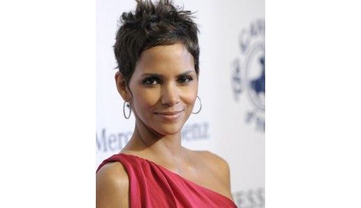 Halle Berry îl acuză pe tatăl fiicei sale că ar fi pus în pericol viaţa micuţei.