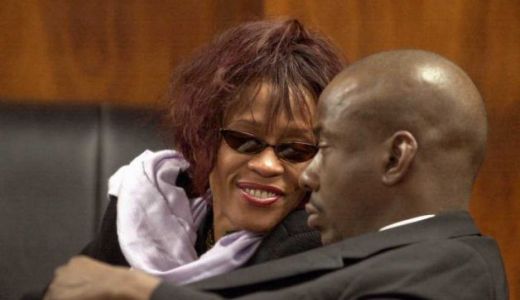 Fostul soţ al lui Whitney Houston plânge pe scenă moartea divei americane.
