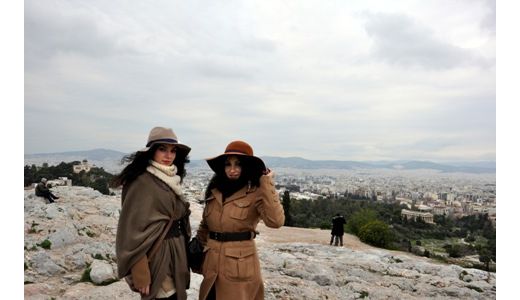 Fetele de la Etnic tinute pe loc de greva din Grecia!