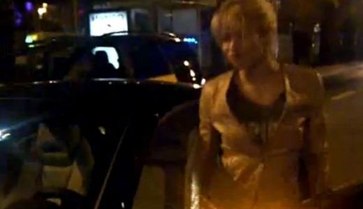 VIDEO Vezi cum dansează Shakira în mijlocul străzii.