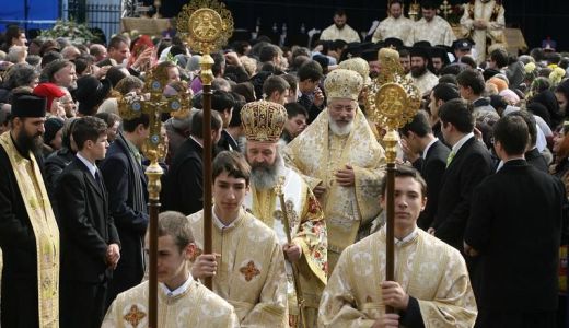 Procesiune catolică pe străzile Capitalei, în Duminica Floriilor.
