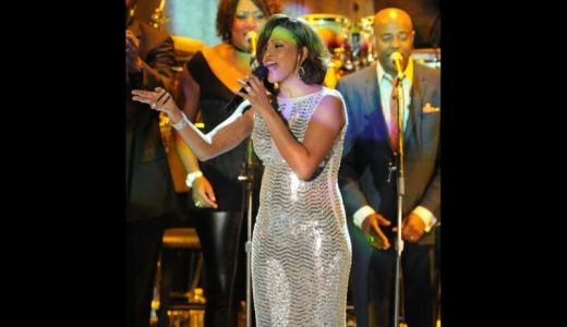 OFICIAL. Whitney Houston a murit din cauza unei SUPRADOZE de droguri.
