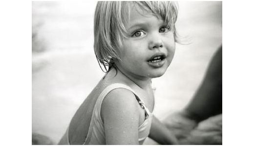 FOTO inedite: O recunoşti? Vezi cum arăta ANGELINA JOLIE în COPILĂRIE şi în ADOLESCENŢĂ!.