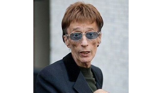 Robin Gibb, membru al trupei Bee Gees, a murit de cancer la vârsta de 62 de ani.