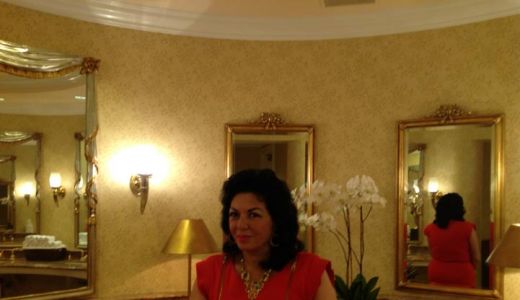 Carmen Harra va saluta din toaleta Beverly Hills Hotel