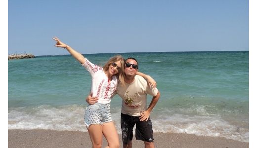 Corina, imbracata in ie pe plaja de la Neptun