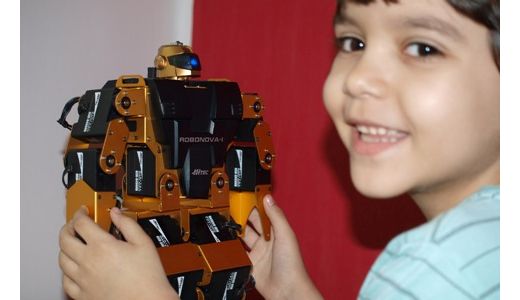Robotii Probo si Robonova vin sa se joace cu copiii cu autism din Bucuresti