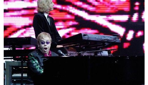 Elton John dă în judecată publicaţia The Times.