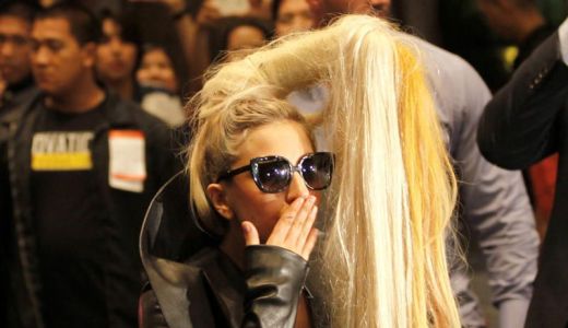 Lady Gaga în ROMÂNIA - vedeta DOARME în faţa hotelului.