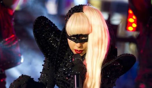 CONCERT LADY GAGA. La Sofia, vedeta a urcat pe scenă pe un CAL.