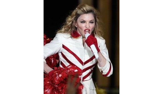 Madonna a temperat polemica cu Marine Le Pen,renunţând la afişarea svasticii în concertul ...