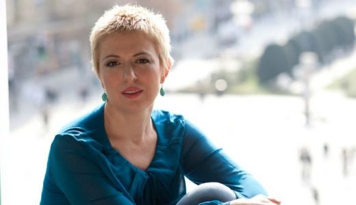 Regizoarea Ada Hausvater, decorată cu Ordinul Artelor şi Literelor în grad de Cavaler.