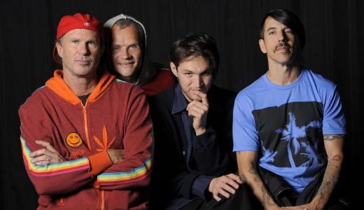 Americanii de la Red Hot Chili Peppers sosesc în România - VIDEO.