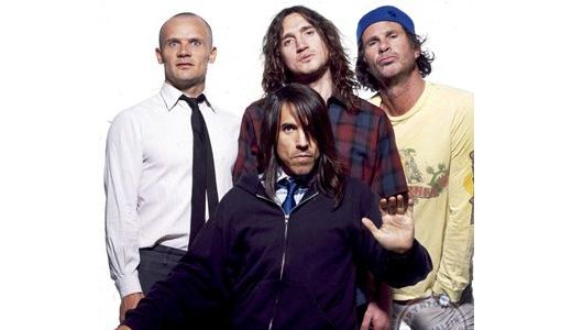Peste 20.000 de fani s-au adunat la concertul trupei Red Hot Chili Peppers din Capitală.