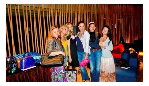 Adina Buzatu debuteaza in teatru