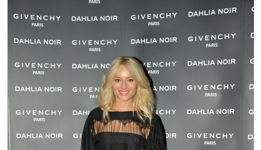 Givenchy a lansat cel mai nou parfum, Dahlia Noir!