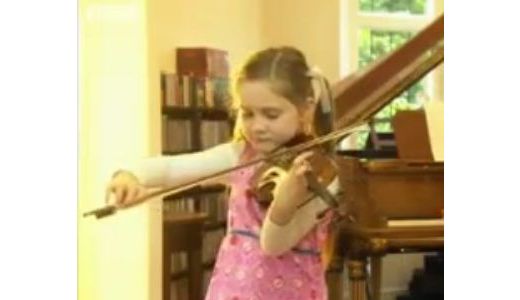 VIDEO. Vezi cine este fetiţa de 7 ani, comparată cu MOZART.