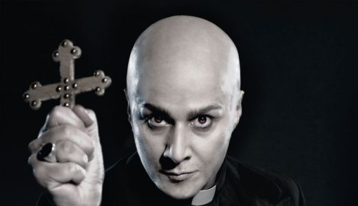 O misiune cu un preot-spion şi cea mai bine vândută cântăreaţă a timpurilor noastre.