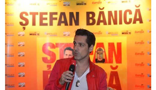 Sute de fani l-au intampinat pe Stefan Banica, aseara, la lansarea albumului "Altceva"