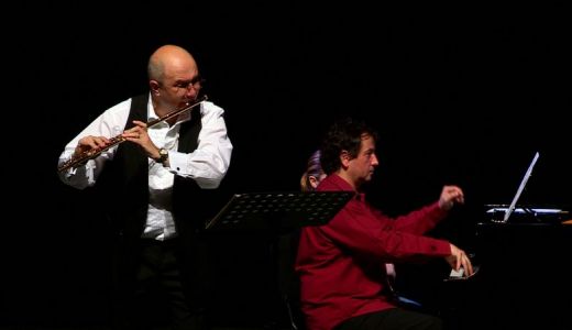 Un singur artist din România cântă pe un instrument de aur.