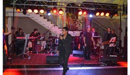 Alejandro si-a tras band si canta pe 2.700 de euro