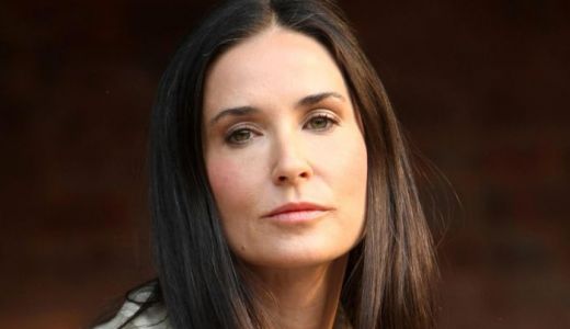 Condamnată la neiubire. Ashton Kutcher a cerut oficial divorţul de Demi Moore.