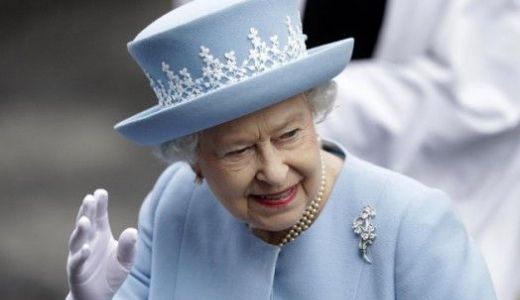 Regina Marii Britanii i-a decorat pe Ciclistul Bradley Wiggins şi tenismanul Andy Murray.