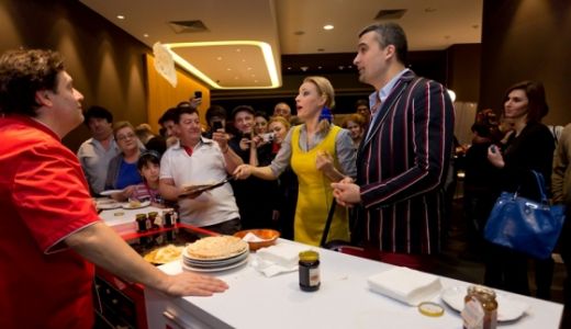 Bucatarescu a gatit clatite pentru Aurelian Temisan si Monica Davidescu
