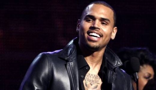 Vedeta Chris Brown a intrat cu maşina într-un zid, sâmbătă seară.