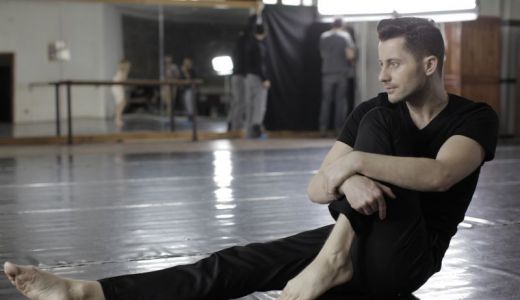 FOTO Adrian Sîna a filmat un nou videoclip, pentru piesa “Arde Ceva”.