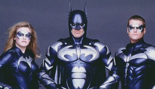 Compania Warner Bros a donat muzeului Smithsonian masca lui Batman şi pelerina lui Superman.