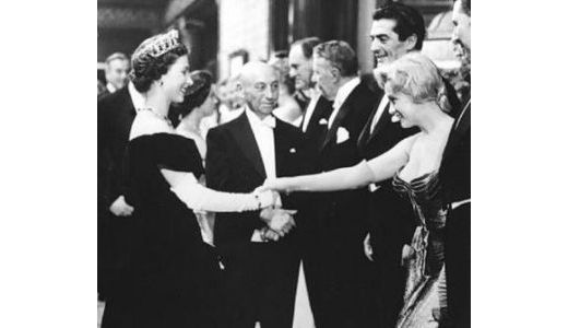 FOTO. INEDIT. Vezi cine este singura femeie în faţa căreia s-a plecat Marilyn Monroe.