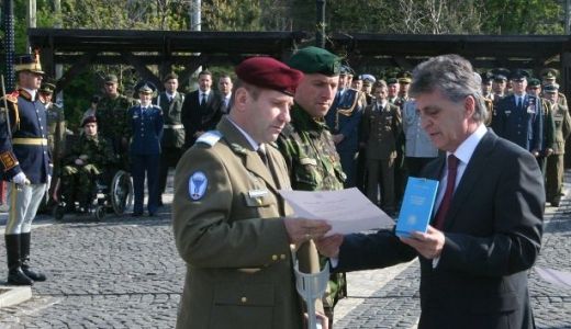 FOTO. Ziua Forţelor Terestre: Militari decoraţi şi depuneri de coroane.