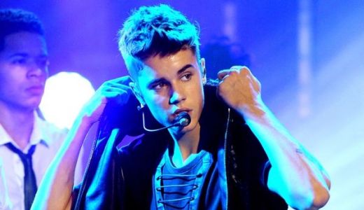 VIDEO. Justin Bieber a fost atacat pe scena din Dubai de către un admirator.