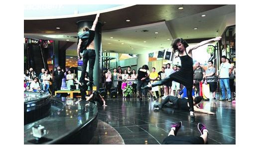 Prietenii Operei au „ocupat“ un mall.